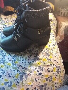 💐 Womens Black Lace-Up Ankle Boots Size 7 Still like new